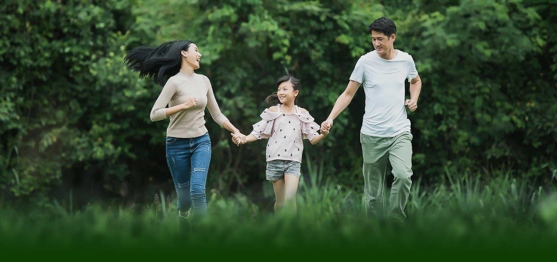 Gia đình vui vẻ chạy giữa thảm cỏ xanh, không gian thiên nhiên GoViet Farm